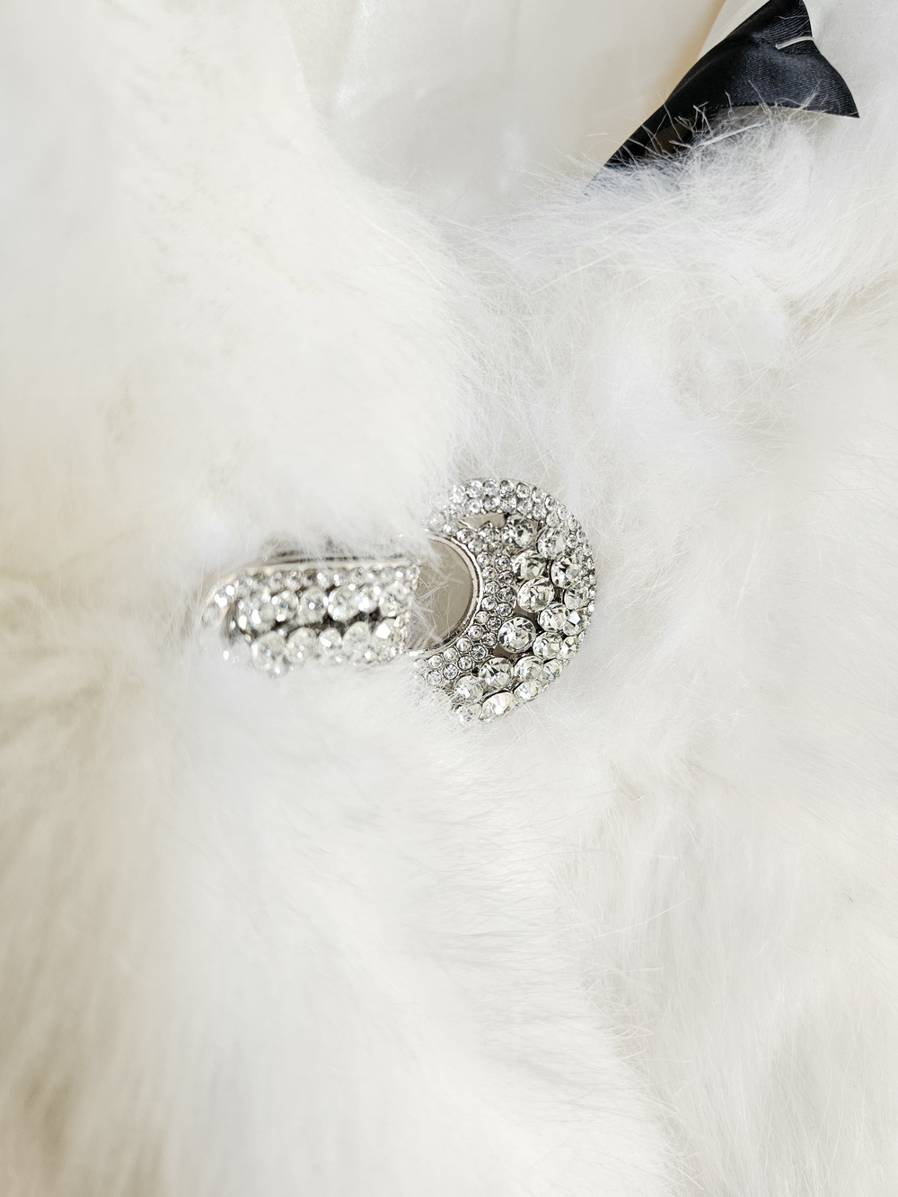 Melanie Lyne White Faux Fur & Rhinestone Bridal Shawl Stole - Picture 11 of 16